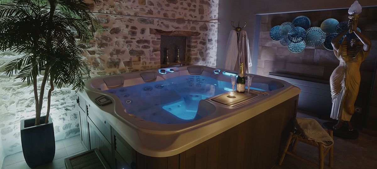 Chambre avec spa privatif pour une soirée romantique et insolite en Vendée à La Roche sur Yon