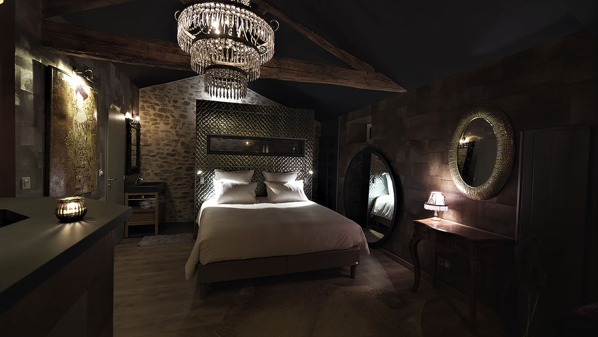 Chambre love room pour une nuit romantique en Vendée avec spa privatif